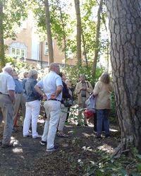 Promenaden inleddes med att Bo E. Karlsson berättade om Ryhovs herrgårds historia fram till våra dagar.
