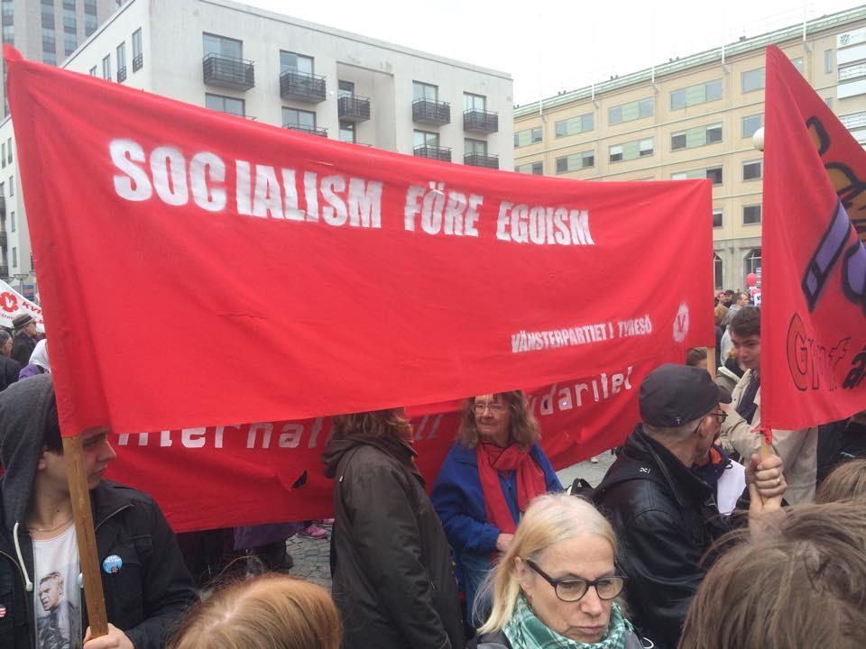 RÖDA RAPPET Vänsterpartiet i Tyresös medlemsblad Innehåll Krigspel eller fred 2 Möjligheternas Budget 3 Den goda fritiden 4 För ett solidarisk Tyresö Kamrater!