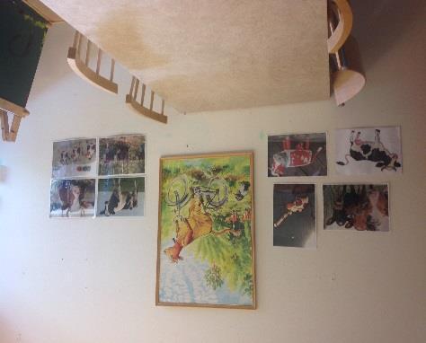 Bilder i inomhusmiljön Som grund för samtal och reflektioner, mellan barn och barn men även mellan barn och pedagog, finns olika bilder uppsatta på väggarna.