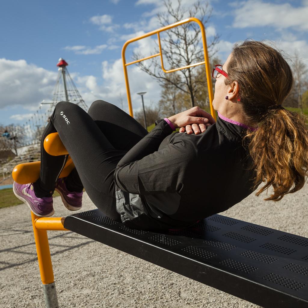 Utegym Utegym passar alla åldrar eftersom motståndet är din egen kroppsvikt Fördelen med utegymmen är att det inte finns några öppettider att passa eller kostnader för träningskort utan det är fritt