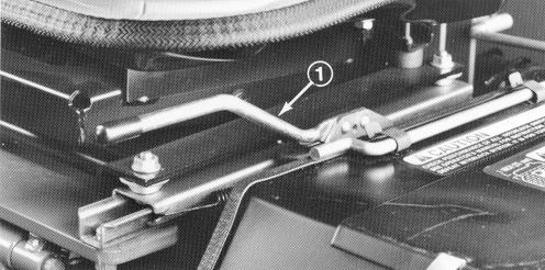 Tändningslås Tre lägen: OFF (från), ON/Preheat (till/förvärmning) och START (fig. 3). Gasreglage Gasen (fig. 3) används för motordrift i olika hastigheter.