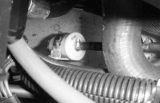 Serva bränslesystemet Observera: Se avsnittet om att fylla bränsletanken med dieselbränsle för lämpliga bränslerekommendationer.