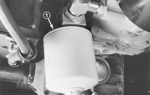Byta hydraulvätskefiltret Hydraulvätskefiltret håller hydraulsystemet relativt fritt från föroreningar och måste underhållas regelbundet, till en början efter de första 0 arbetstimmarna och därefter