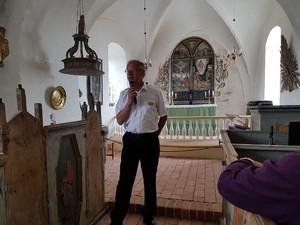"Vens Lilja" vår guide i öns 1200 tals kyrka intill Tycho Brahes kyrkbänk Så klart att vi besökte St. Ibbs Gamla Kyrka belägen på Vens högsta punkt.