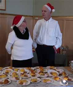 serverar hembakta lussekatter och kaffe.