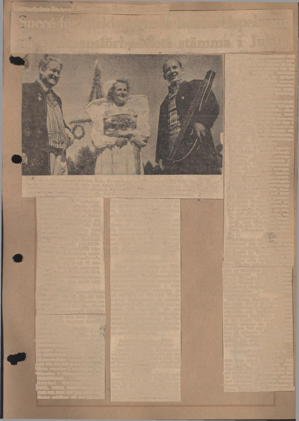 K Itrlneholms-Kurlren Måndagen den 27 juni 1955 >uccé för världens ende hummelspelman }»a spelmansförbundets stämma i Julita Som en vacker blomma var fru Britt Klemming i sin Herrestadsdräkt från