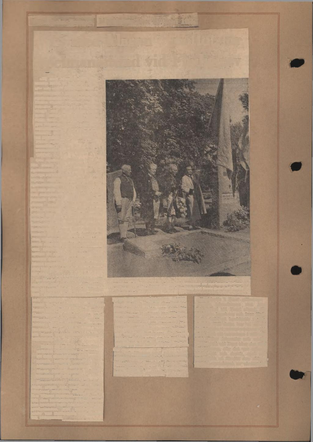 KatrlnehoIms-KurlreiT Måndagen den 27 juni 1955 "Ej med klagan" mottot för spelmansstund vid Flodagrav Ej med klagan skall ditt minne firas, ej likt den, som går och snart skall glömmas".