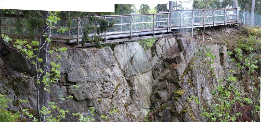 2.1. Berggrund och jordlager under västra sektionen Under den västra sektionen finns ett 0,1 m - nära 2 meter mäktigt löst jordlager bestående av grusig-sandig morän med enstaka kullerstenar samt ett