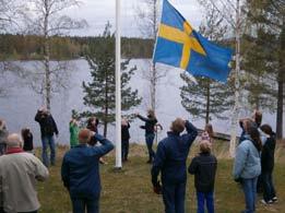 Våren hälsas också med körsång och scouterna tänder brasan. Det blir servering och korvförsäljning.