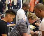 15 20 personer har mötts, en blandning av nya bekantskaper från samhället, medlemmar från vår församling och även från andra kyrkor.