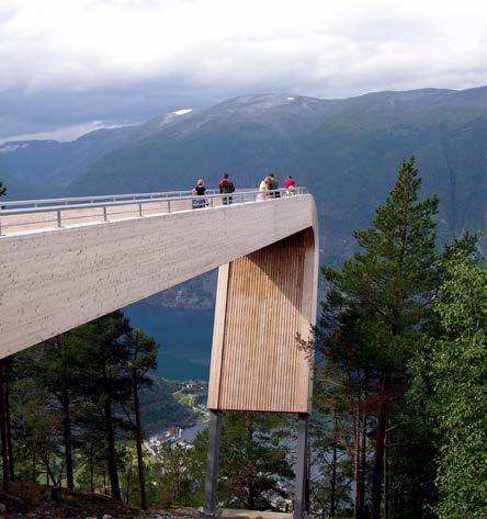 Limträhistoria Utsiktsbro av limträ i Stegastein, vid Aurlandsvegen, Norge. Limträ tillverkas huvudsakligen av gran.