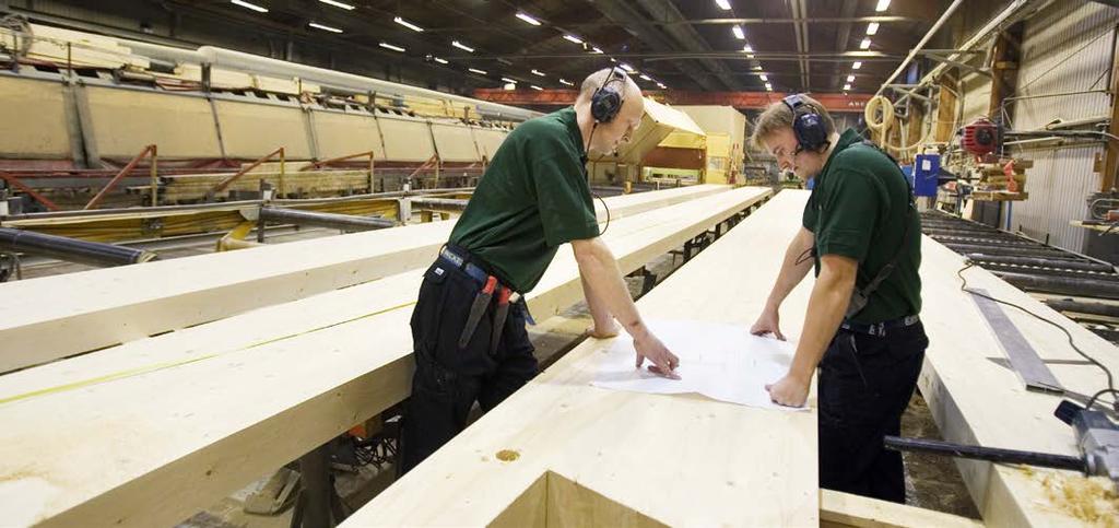 Egenskaper Limträ tillverkas industriellt under kontrollerade former. Fotot visar efterbearbetning av limträbalkar.