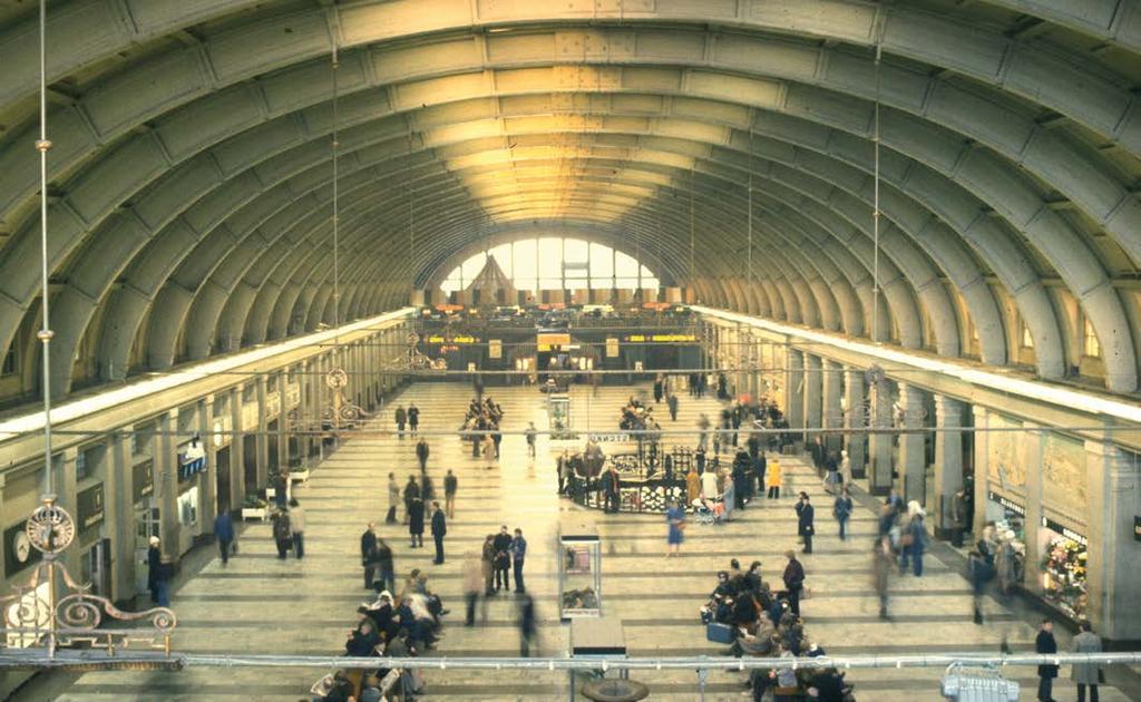 Limträhistoria Limträhistoria Infällda bilden: Från limträfabriken i Töreboda under 1920-talet. Stora bilden: Vänthallen vid Stockholms Centralstation.