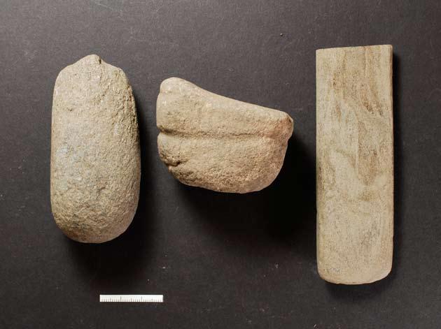 Figur 14:2. Mortelstöt (F2684), Steingerät mit rille (F2323) och ett bryne i glimmerskiffer (F466). Foto Staffan Hyll. knacka/knäcka ingredienser som exempelvis nötter vid matlagning.