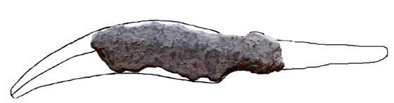 Figur 16:2. Den mycket fragmentariska kniven (F1607) från graven A500 före konservering. Tecknad linje anger tolkningsförslag. Skala 2:1.