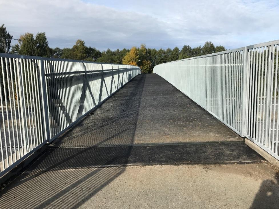 en jämn ledbelysning längs hela bron för att undvika mörka partier där det är lättare att genomföra suicid utan att