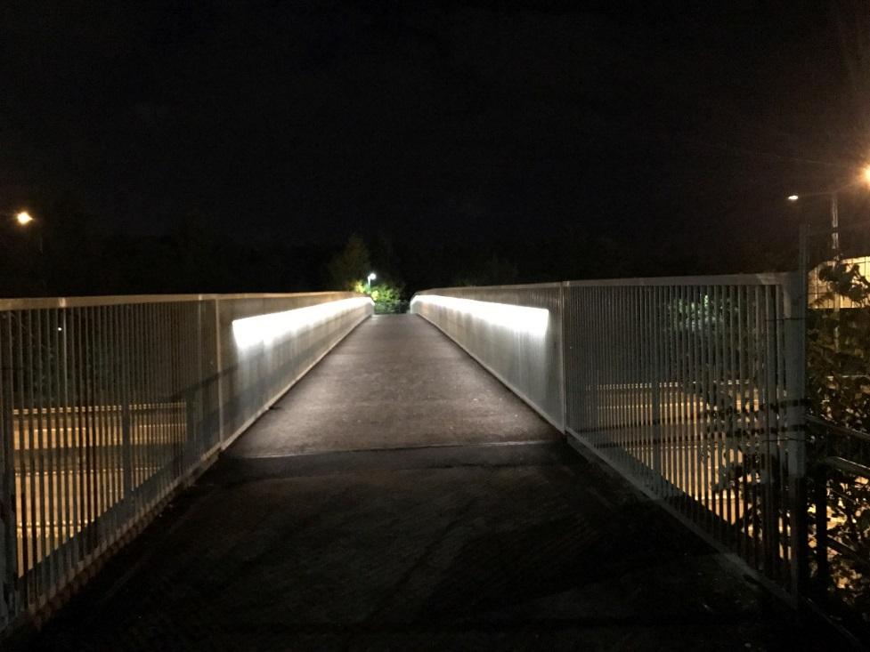 9 (14) Figur 3 Ny bro. Ledbelysningen längs hela bron för att undvika mörka partier.