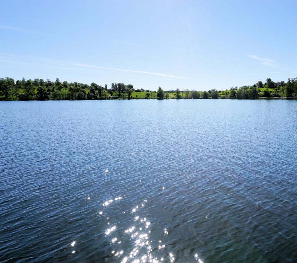 2 Mälaren Mälaren är Sveriges tredje största sjö efter Vänern och Vättern. Det är en typisk slättlandssjö med flacka stränder och stora grunda områden. Det finns även djupare bassänger i sjön.
