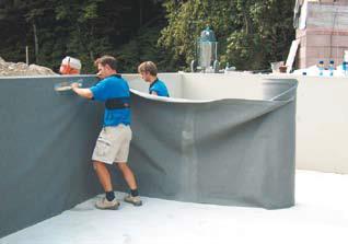 10. Uppfästning av filtmattan. Undersök väggarna innan du fäster filtmattan och se om det har uppstått sprickor eller ojämnheter vid fyllning av betongen.