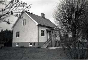1988 flyttade Göran med fru Ingrid och dottern Elin till Väskinde. Sedan bodde Gunilla Sellin Risander med barnen Liselotte och Peter i huset.