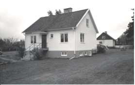 1954 säljer Norrbys fastigheten och flyttar till Stockholm och hyresgästen, radiotelegrafist Karl-Erik Karlsson med fru och son, slår sig ner i Östersund.