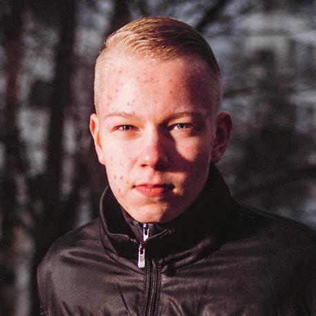 Sanning och förbannad dikt De första dikterna, formulerade i tonåren. Ofta slängs de, glöms bort, arkiveras i en låda på vinden. Men inte för Jami Faltin.