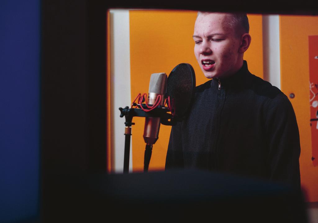 Jami spelar in i studion på fritidsgården i Flemingsberg där även nattvandrarna har sina lokaler. Ortens bästa poet Ortens bästa poet är ett nationellt förortsmästerskap i poesi.