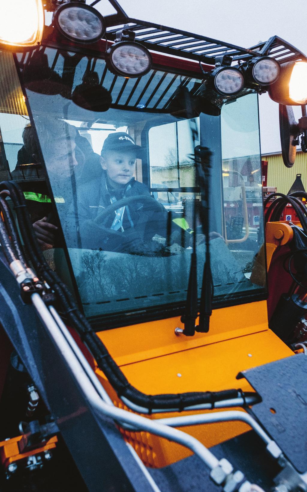 Femårige Loke Norrbergs dröm är att jobba på Huge när han blir stor eftersom det finns traktorer och han tittar gärna på när gräset vid förskolan klipps.