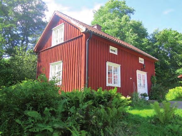 BYGGNADSVÅRDSRAPPORT 2016:43 9 Södra flygeln har inklädda takfots- och gavelutsprång. Vid vindskivorna täcks vågbordens ändar med en insvängd nedre del.