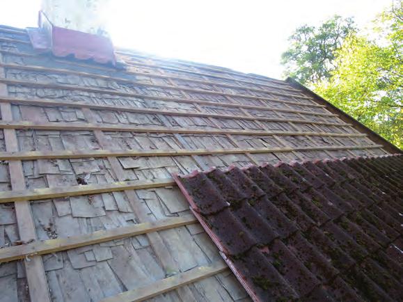 10 BYGGNADSVÅRDSRAPPORT 2016:43 Då cementteglet demonterades framkom en äldre täckning med sk stickspån.