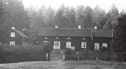 6 BYGGNADSVÅRDSRAPPORT 2016:43 Bönared någon gång före 1910. Vid denna tidpunkt hade tegeltaken brädnockar och trähängrännor. De vitmenade skorstenarna med profilerade krön tillkom sannolikt 1849.