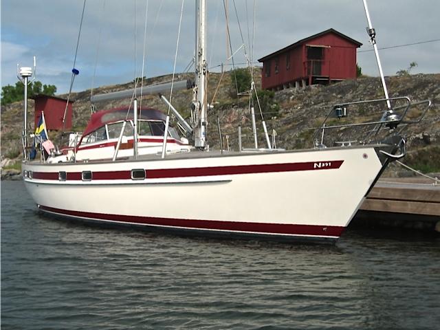 Beskrivning Najad 391 / 1998 är en robust, välseglande, vacker båt av absolut högsta kvalitet, byggd och anpassad för komfortabel segling i såväl skandinaviska förhållanden som på de stora haven.