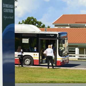 Här njuter ni av frisk luft, Bondbergets vandringsleder och löparspår varvat med närhet till affärer, restaurang, vårdcentral och