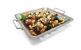 69822 Grillwok, smal En smal men djup grillwok designad för att användas ovanpå en sektion grillgaller. Helt i rostfrítt stål med präglad Broil King logo.