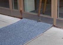 De skinande ränderna i mattan ökar säkerheten och förstärker designen på mattan.