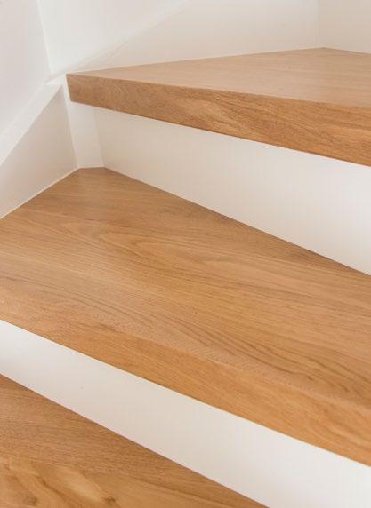 Renoveringsstegen finns i olika utföranden och passar både till öppna eller stängda trappor för inomhusbruk. Mät, såga till och limma fast stegen på den gamla stegytan.