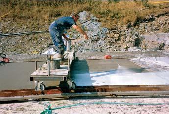 Figur 6.12. Påförande av membranhärdningsvätska. Vattenhärdning av betongen får ske vid lufttemperatur över +5 C och skall pågå i minst 5 dygn.