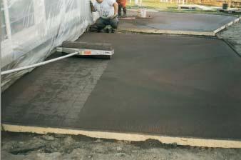 Figur 6.9. Mönstring av betongyta. 6.1.8 Färgad betongyta Markbetong kan fås färgad genom att färgpigment tillsätts betongmassan eller genom att färgpigment arbetas in i den färska betongytan.