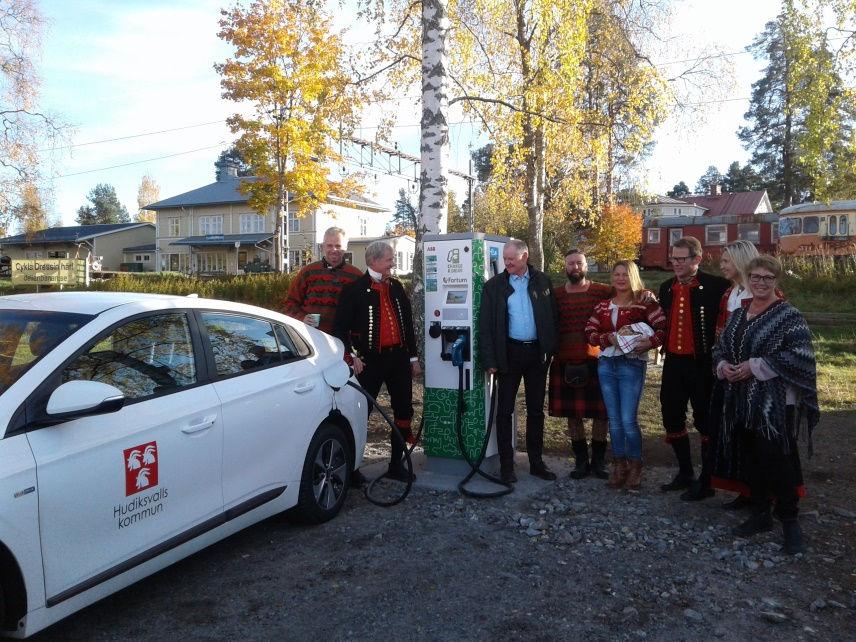 Kommunchef Bengt Friberg, ordförande i tekniska nämnden Annika Huber, kommunens energirådgivare Johan Ringmar, Delsbo byaråd samt intresserade närvarade vid invigningen.