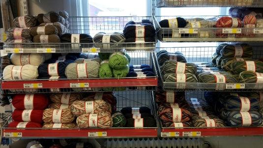 00 handlarnsvagadalen@gmail.com 0653-30100 Vi önskar alla våra kunder välkomna Magnus med Personal Vi kör ut dina varor utan kostnad för dig!