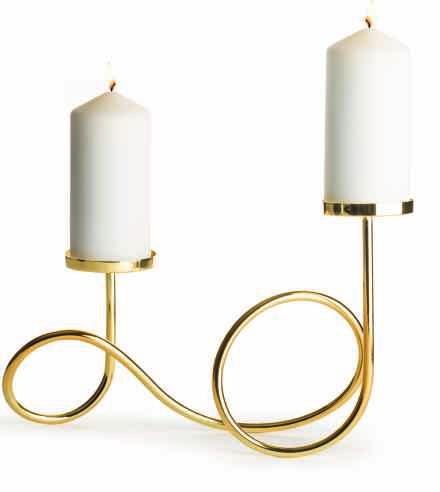 5017870B Hold ljuslykta Hold lanterna består av munblåst glas och guldfärgad metall.