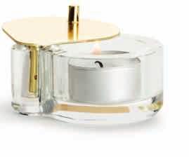 Locket släcker även lågan när det är dags att stänga. Glasdelen är av kristall och locket av guldfärgat rostfritt stål.