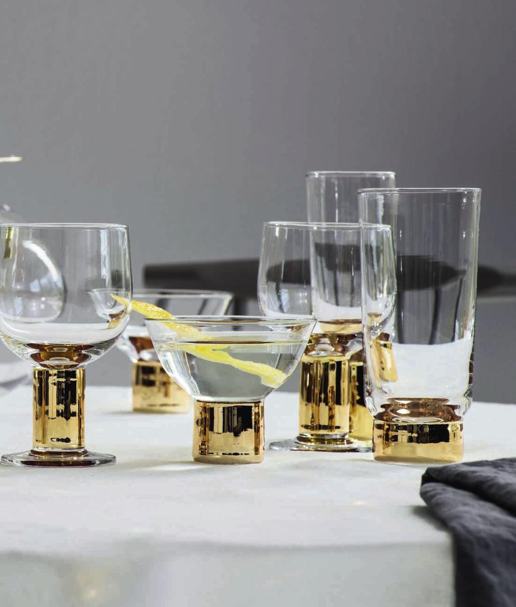 5009120B Club vinglas guld, 2-pack Vinglas i Sagaforms ikoniska och unika club design. Vinglasen är av munblåst glas med guldfärgad fot. Säljs i 2-pack.