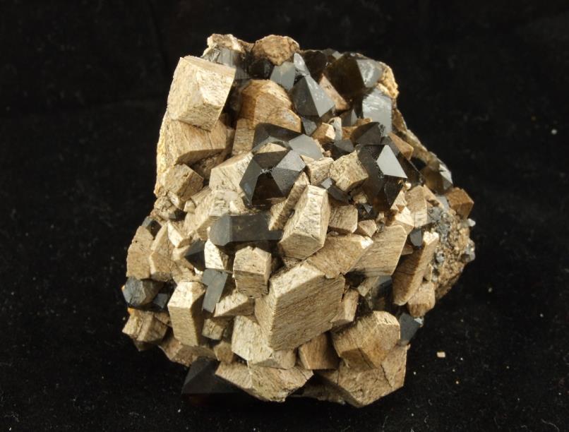 Fältspat Fältspat är ett samlingsnamn för en grupp mineral som vilka tillsammans är jordens vanligaste mineral. Mer än 50% av jordskorpan består av fältspater.