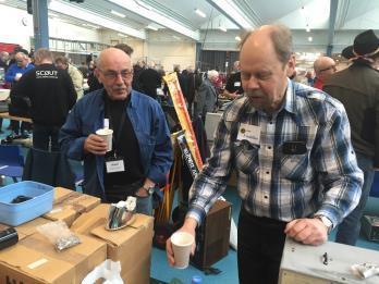 Ralf och Tom SM2DJK i fikatagen. OH6PA Ben och SM5COP Rune Begali Spark Imponator från förr. Var ej till salu!