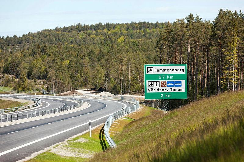 Fullständig separering motsvarar sidoräcke. Förbättrat till A-slänt avser en benämning av ett tidigare regelverk (VGU 2004) för utformning av sidoområdet.