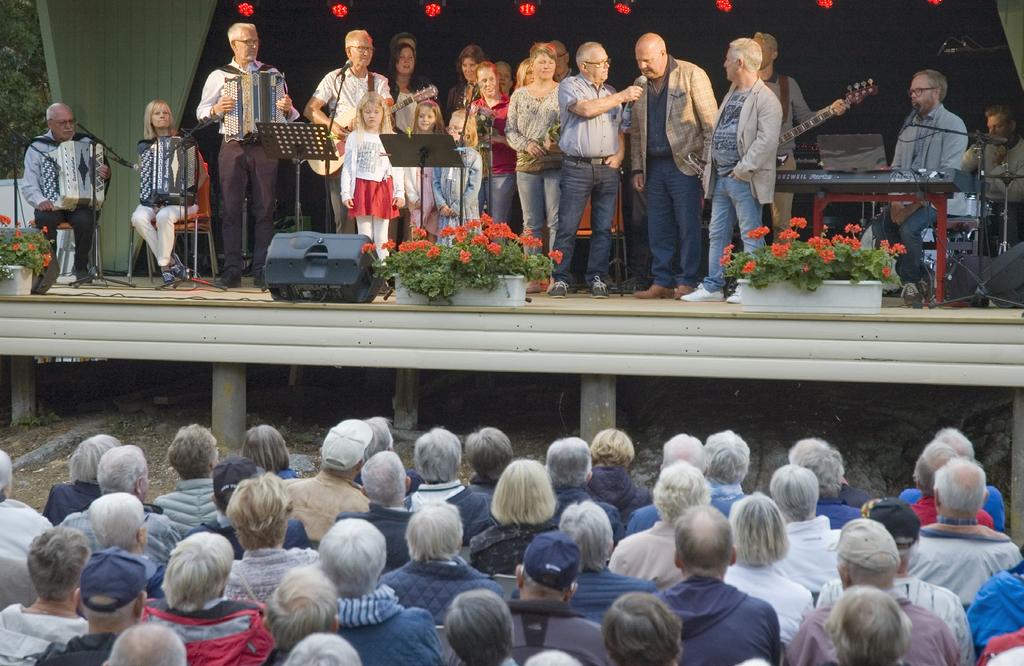 Foto Uno Karlsson Succe och publikrekord på 10-årsjubileum av Allsång på Solbacken i Kungsäter Ett tioårigt sångkalas firades av på scenen med ett antal artister och lokala förmågor i söndags.