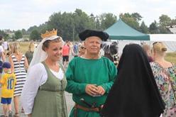 Detta år var en av höjdpunkterna ett äkta medeltidsbröllopp, eller handfästning som det hette på medeltiden, mellan Mattias och hans Alfhild.