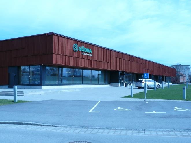 för att kunna påverka takbalkarna. För att se om förändring har skett av takbalkarna ska detta projekt jämföras med befintliga ritningar. Figur 2: Utsidan av Södra Climate Arena. 1.