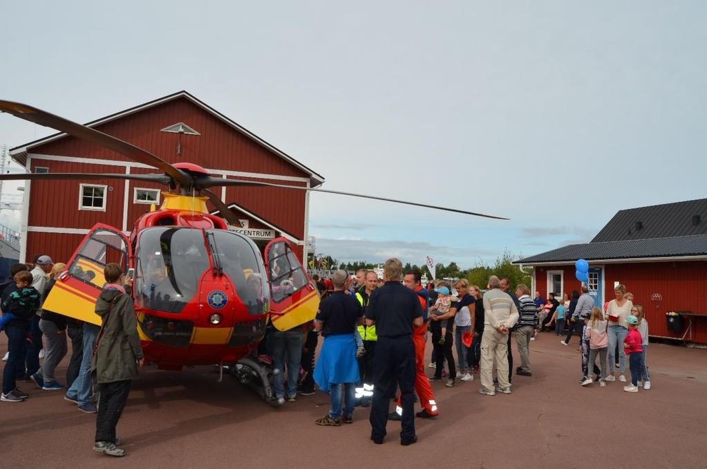 Skärgårdshavets helikoptertjänsts ambulanshelikopter visades upp Blåljusdagen fanns två stora programpunkter och båda lockade mycket publik: Kl.
